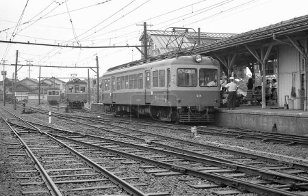 Foto de Foto en blanco y negro del tren retro en la estación en Japón - Imagen libre de derechos