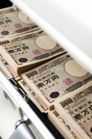 Foto de Primer plano de los billetes de yen en el maletín - Imagen libre de derechos