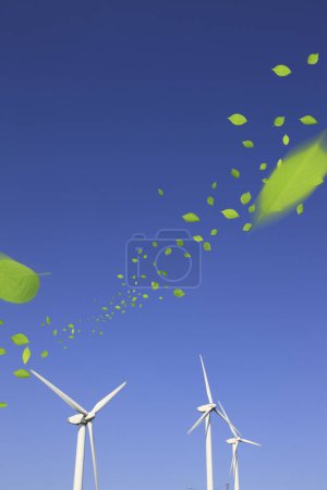 Téléchargez les photos : Éoliennes avec feuilles vertes sur fond bleu ciel - en image libre de droit