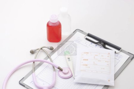 Krankenakte und rosa Stethoskop