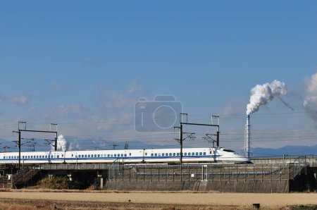 Téléchargez les photos : Rapide shinkansen Bullet Train excès de vitesse au Japon. - en image libre de droit
