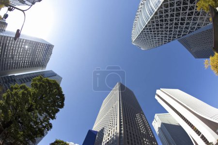 Foto de Paisaje urbano moderno con edificios en Tokio, Japón - Imagen libre de derechos