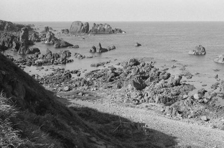 Téléchargez les photos : Photo noir et blanc de la mer avec des rochers - en image libre de droit