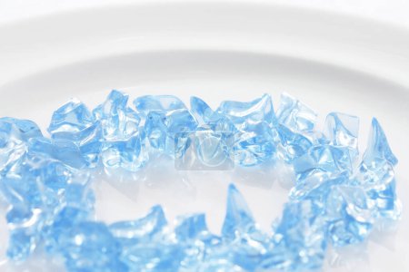 Foto de Cubos de hielo transparentes azules sobre fondo blanco - Imagen libre de derechos