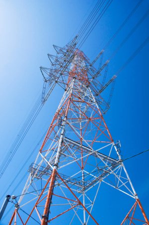 Téléchargez les photos : Ligne électrique haute tension sur fond bleu ciel - en image libre de droit