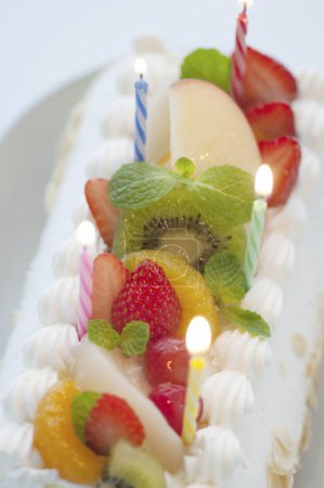 Téléchargez les photos : Vue rapprochée de délicieux gâteau d'anniversaire avec crème et fruits - en image libre de droit
