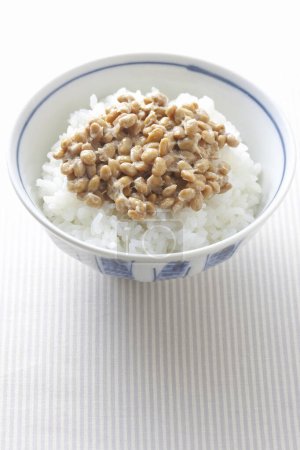 Foto de Un tazón de arroz con una mezcla de frutos secos - Imagen libre de derechos