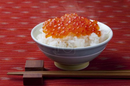 Téléchargez les photos : Un bol de riz avec une cavia rouge et des baguettes - en image libre de droit