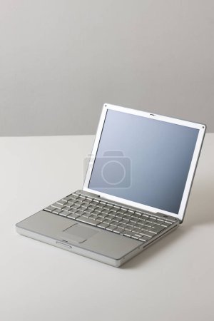 Foto de Ordenador portátil moderno en la mesa - Imagen libre de derechos