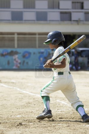 Foto de Japonés niño jugando béisbol juego, pequeña liga - Imagen libre de derechos