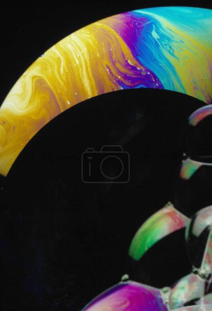 Téléchargez les photos : Fond abstrait avec des bulles colorées vives sur noir - en image libre de droit