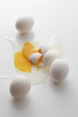 Téléchargez les photos : Oeufs cassés pour le petit déjeuner sur fond blanc - en image libre de droit