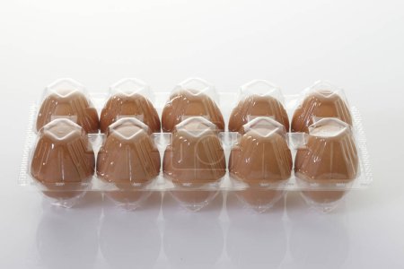 Téléchargez les photos : Emballage en plastique des œufs sur fond blanc - en image libre de droit