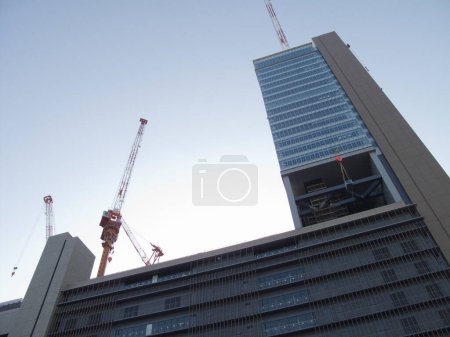 Téléchargez les photos : Construction of modern office building in the city - en image libre de droit