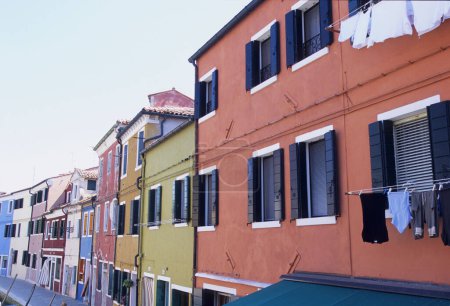 Téléchargez les photos : Maisons colorées sur l'île de Burano, Italie - en image libre de droit