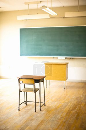 Téléchargez les photos : Salle de classe vide avec tables et chaises fond - en image libre de droit