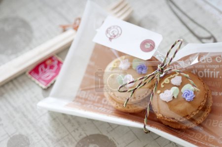 Téléchargez les photos : Délicieux macarons sucrés sur la table, desserts - en image libre de droit