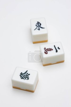 Fliesen aus Mahjong-Brettspiel im Hintergrund, Nahaufnahme
