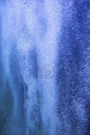 Foto de Burbujas submarinas que se elevan desde la profundidad del mar azul - Imagen libre de derechos