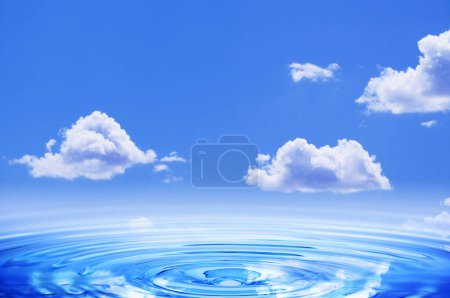 Téléchargez les photos : Éclaboussure d'eau sur fond de ciel bleu - en image libre de droit
