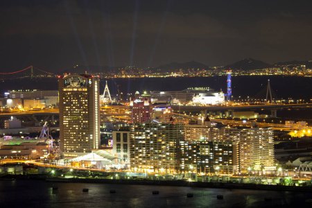Foto de Vista moderna de la ciudad por la noche, fondo urbano - Imagen libre de derechos