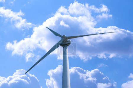 Foto de Turbina de energía del molino de viento sobre fondo azul cielo - Imagen libre de derechos