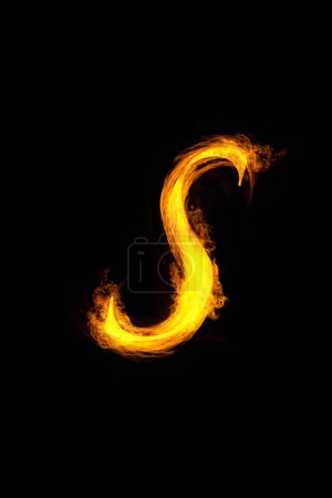 Téléchargez les photos : Lettre S en feu, alphabet sur fond noir - en image libre de droit