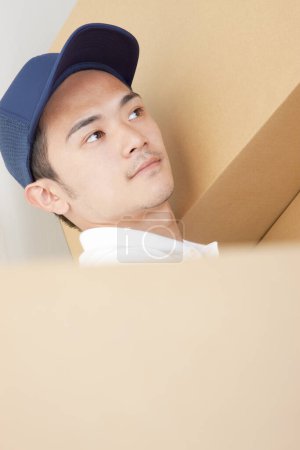 Téléchargez les photos : Homme avec des boîtes en carton dans l'entrepôt - en image libre de droit