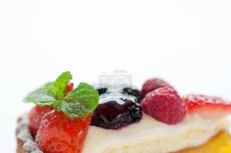Téléchargez les photos : Gâteau aux fruits frais fait maison aux fraises - en image libre de droit
