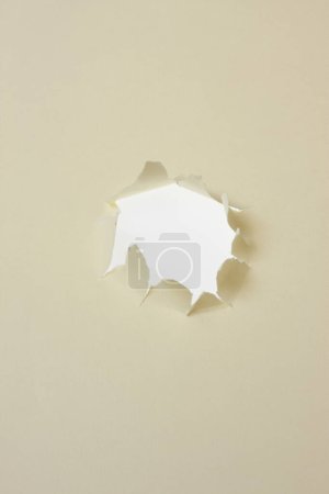 Foto de Agujero roto blanco sobre fondo de papel - Imagen libre de derechos