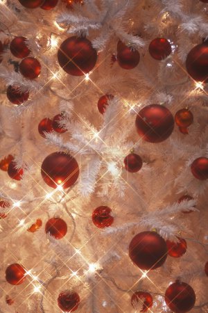 Foto de Bolas rojas brillantes abstractas en el árbol de Navidad blanco - Imagen libre de derechos