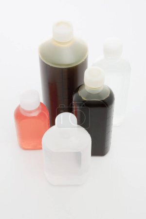 Foto de Vista de cerca de botellas de plástico de color de líquido sobre fondo claro - Imagen libre de derechos