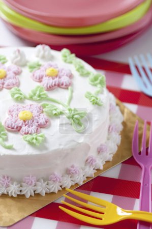 Téléchargez les photos : Vue rapprochée de délicieux gâteau sucré à la crème - en image libre de droit