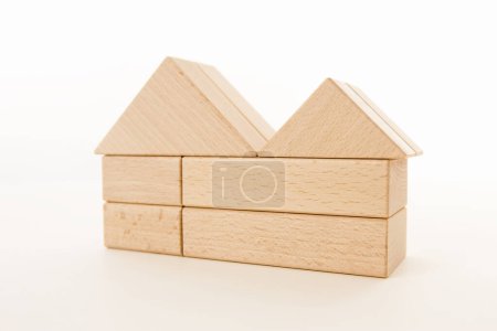 Foto de Vista de cerca de nuevas casas de madera. modelos de juguete pequeños - Imagen libre de derechos