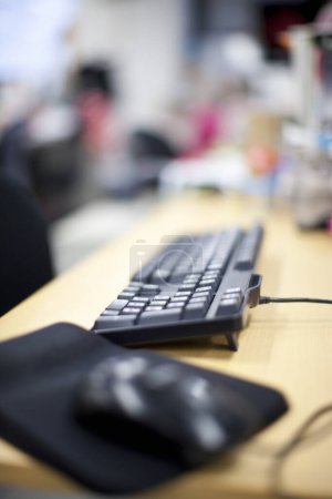 Téléchargez les photos : Table de bureau avec clavier d'ordinateur et souris - en image libre de droit