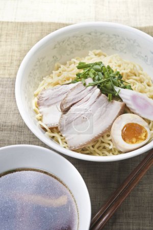 Foto de Vista superior del plato japonés Ramen hecho con caldo de cerdo y fideos - Imagen libre de derechos