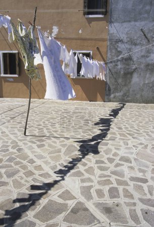 Foto de Secado de ropa en la calle de la isla de Burano, Italia - Imagen libre de derechos