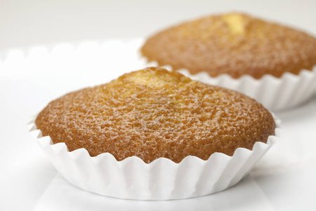 Téléchargez les photos : Vue rapprochée de délicieux muffins sur fond blanc - en image libre de droit