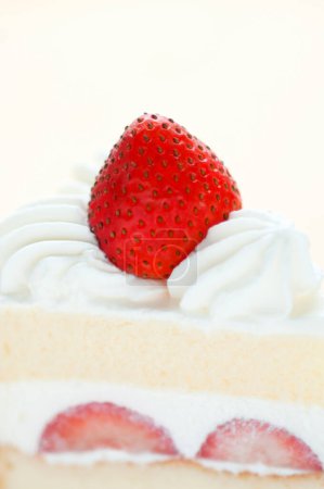 Téléchargez les photos : Délicieux gâteau crémeux décoré avec des fraises rouges - en image libre de droit