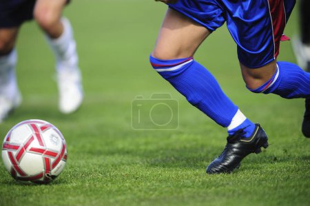 Foto de Jugadores de fútbol en acción en el campo verde - Imagen libre de derechos