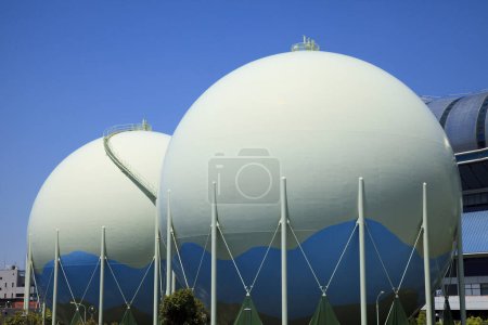 Almacenamiento de grandes esferas de gas y combustible en Japón