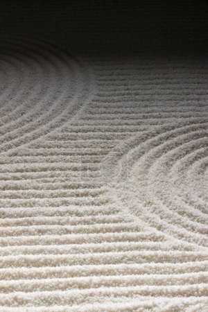 Téléchargez les photos : Modèle abstrait d'ondes de gravier zen - en image libre de droit