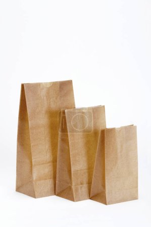 Téléchargez les photos : Vue rapprochée des sacs en papier sur fond blanc - en image libre de droit