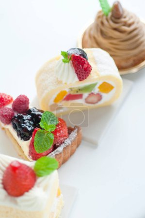 Foto de Varios pasteles deliciosos con bayas frescas. Postres dulces - Imagen libre de derechos