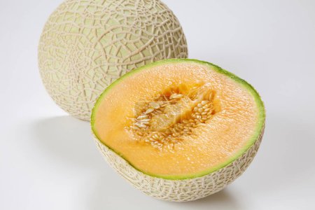 Téléchargez les photos : Vue rapprochée du melon bio frais sur fond blanc. - en image libre de droit