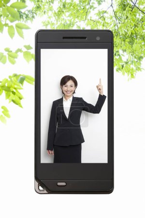Téléchargez les photos : Technologie et concept de communication arrière-plan de l'écran de téléphone mobile avec belle image de femme asiatique - en image libre de droit