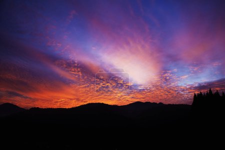 Téléchargez les photos : Coucher de soleil coloré dans les montagnes - en image libre de droit