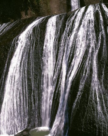 Foto de Alta cascada está en el bosque - Imagen libre de derechos