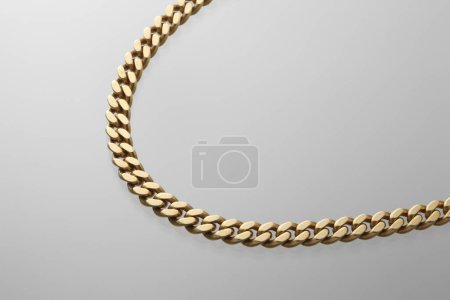 Téléchargez les photos : Belle chaîne dorée sur fond, gros plan - en image libre de droit