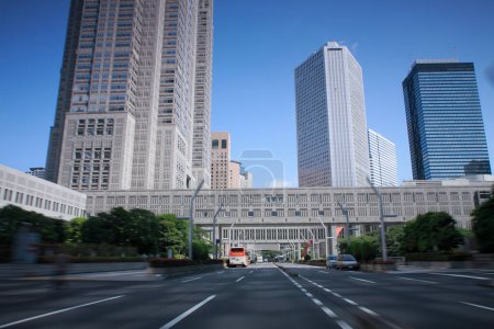 Foto de La ciudad de tokyo, Japón con coches en el fondo - Imagen libre de derechos